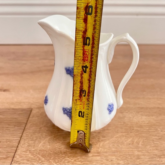 Antique 1789 Adderley Fine Bone China Blue Chelsea‎ Creamer Embossed Blue Flower - Picture 9 of 9